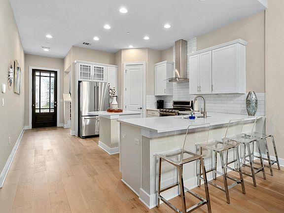 3rd image of 4323 Spicewood Springs Rd Unit 2