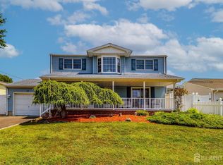 11 Dufoe Pl, Colonia, NJ 07067