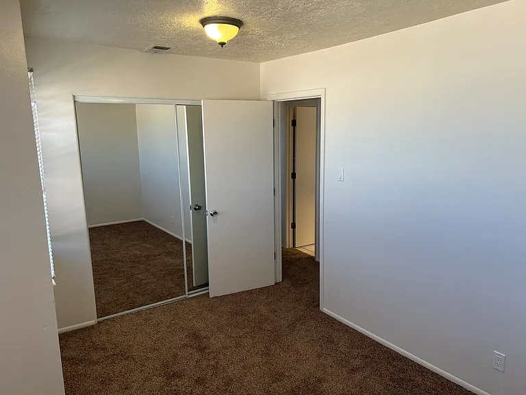 2 Bedroom Town Apartment with Washer / Dryer in Unit & Private Yard — Photo 12