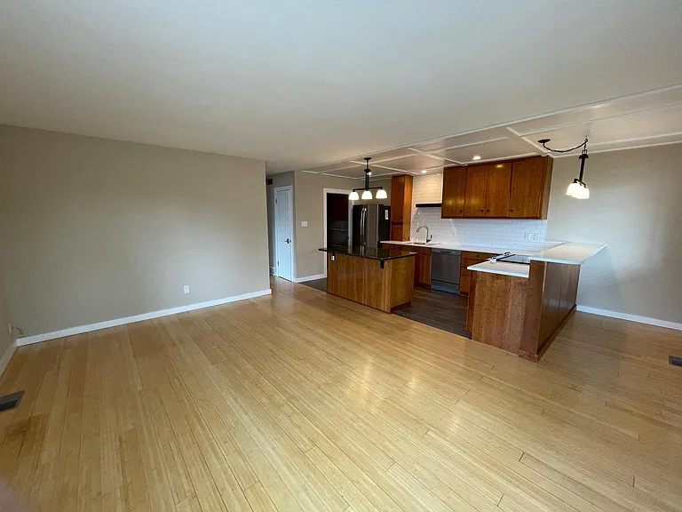 1170 Monroe Dr — Photo 4