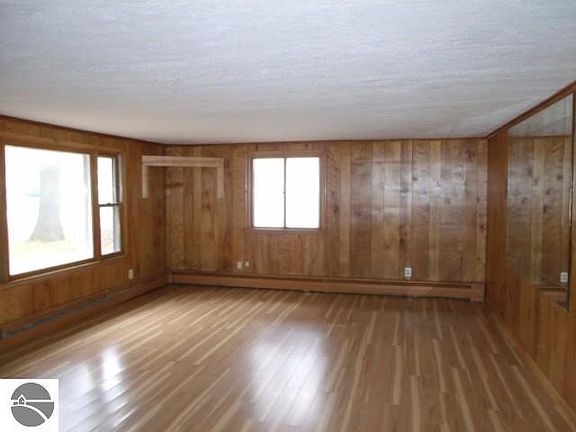 4th image of 106 Stanley Ave