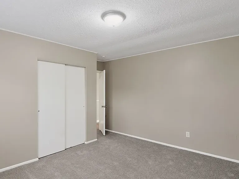 4366 Sawyer Ave — Photo 2