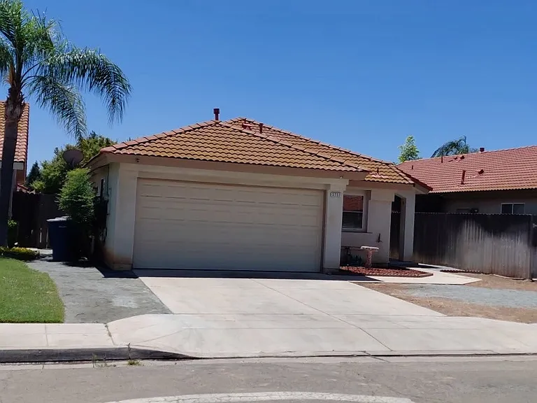 5757 W Vartikian Ave — Photo 2