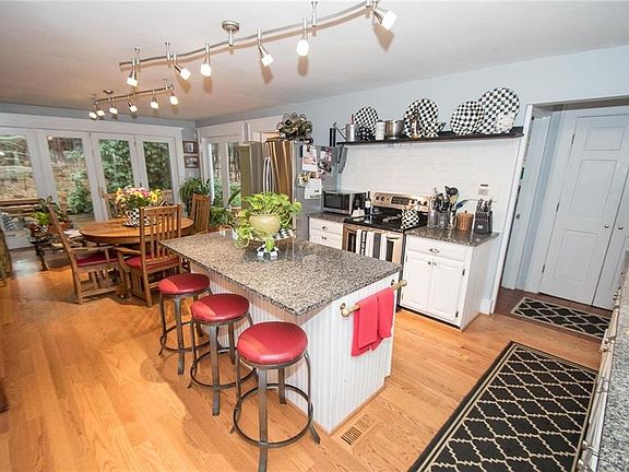 4th image of 166 Golf Ave