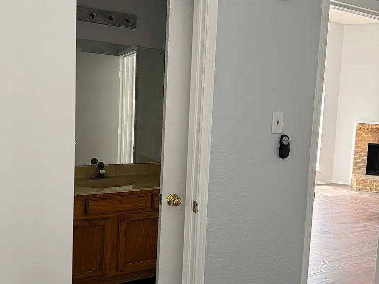 304 Gregory Ln — Photo 6