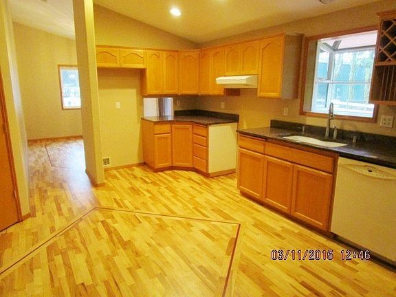 Spacious kitchen. Hardwood flooring with decorative inlay, newly