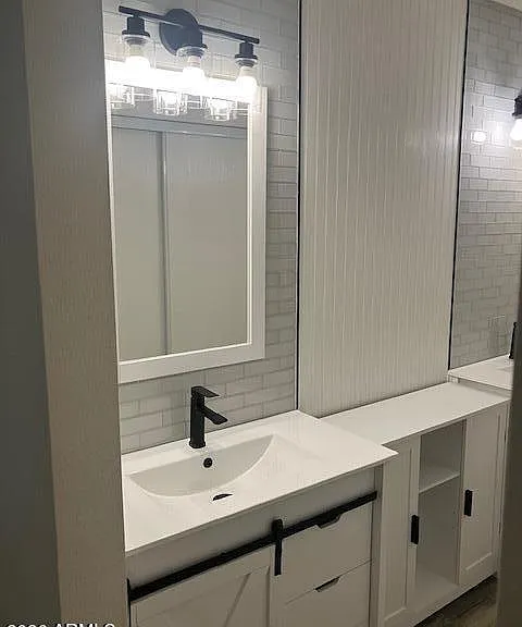 530 E Kerry Ln — Photo 30