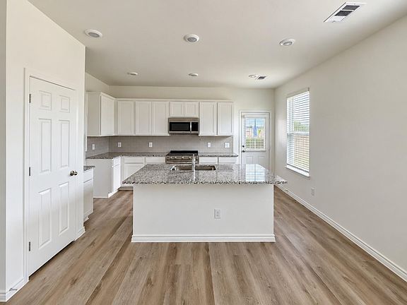 3rd image of 517 Oak Chase Ave