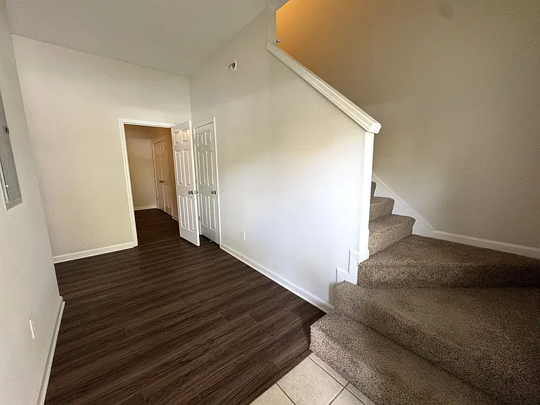 SOUTH HAMPTON TERRACE — Photo 22