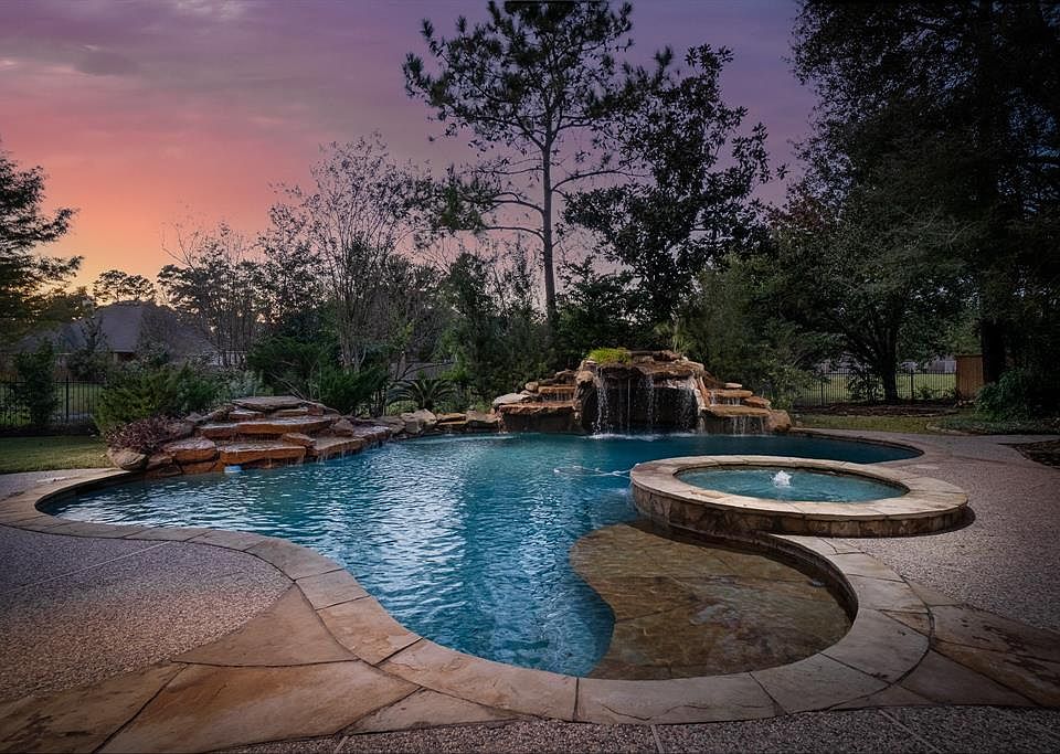 Private backyard located on a large cul-de-sac lot with no neighbors behind.