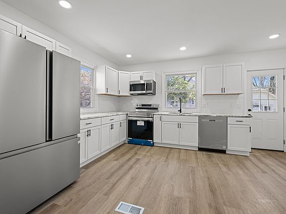 5th image of 200 Glenburn Ave