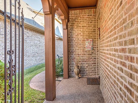 2nd image of 225 La Fontaine Ln