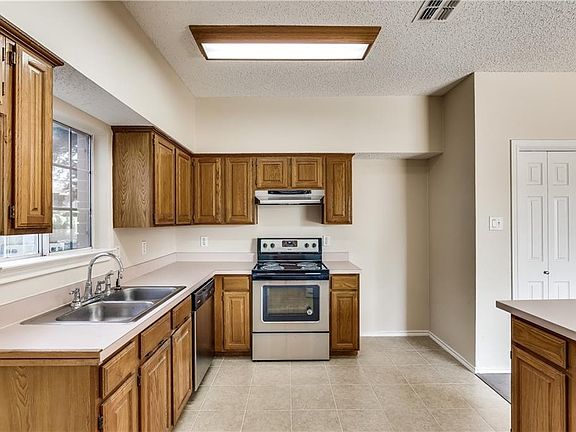 4th image of 2310 Woodglen Dr