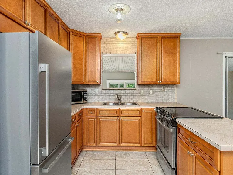 110 Green Dr — Photo 37
