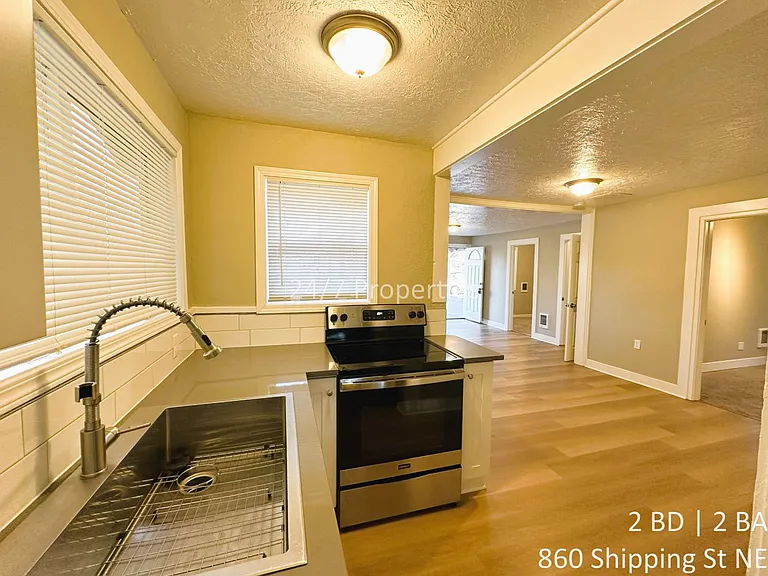 860 Shipping St NE — Photo 2