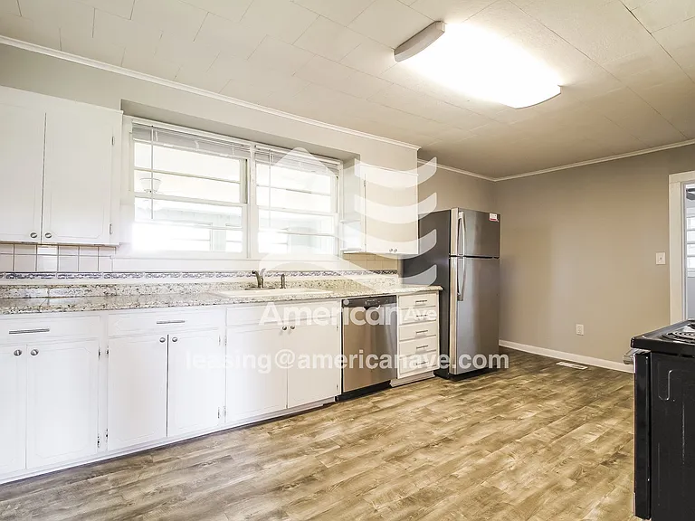 2065375_005_kitchen_6.jpg