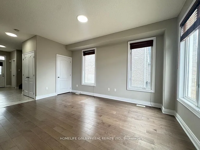 86 Nathan Cres — Photo 4