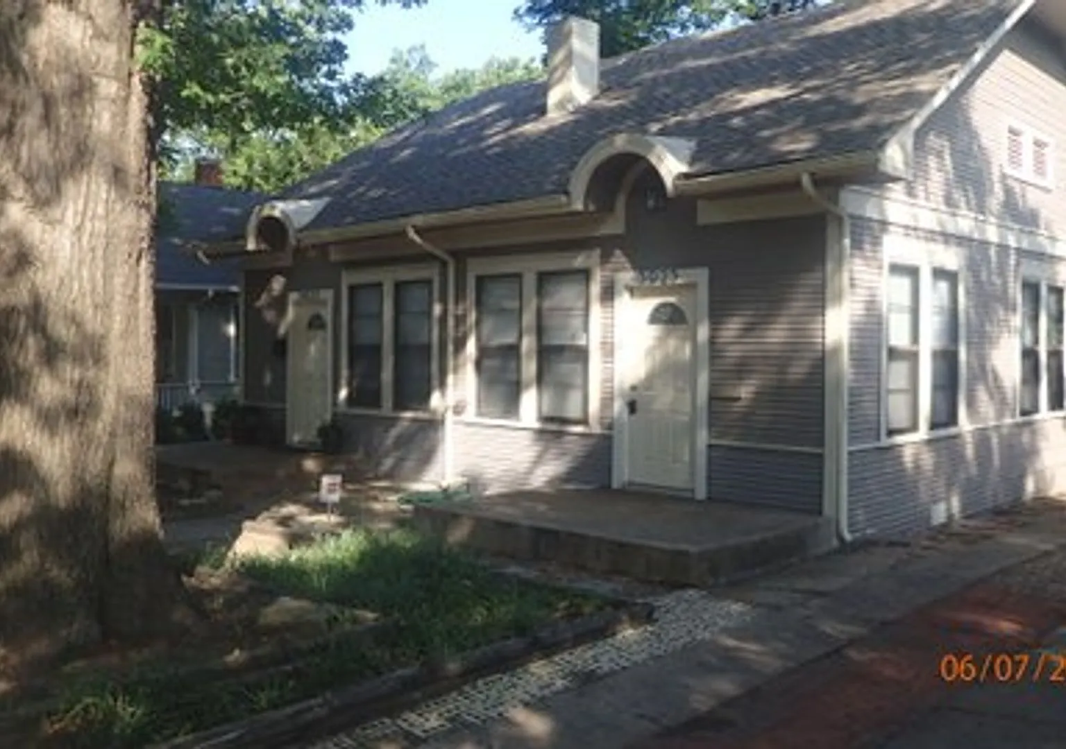 1 Bedroom, 1 Bath Duplex in Junius Heights! — Photo 1