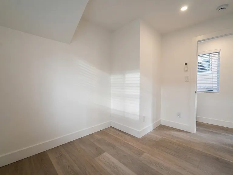 1803 Oxford St — Photo 69