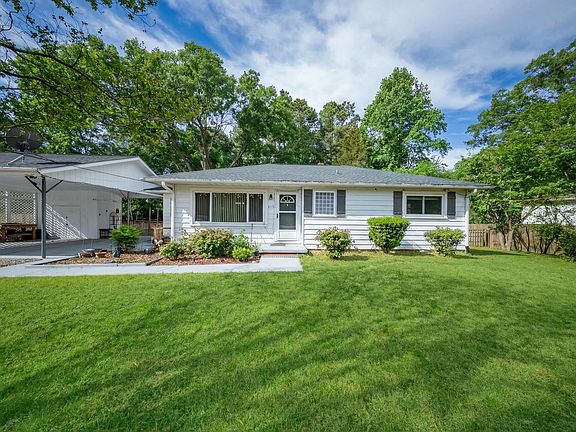 3rd image of 818 Lynn Rd