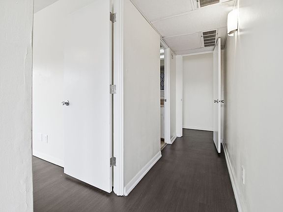 5th image of 936 E Walnut St #1