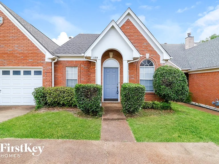 1139 Brady Hollow Ln — Photo 1