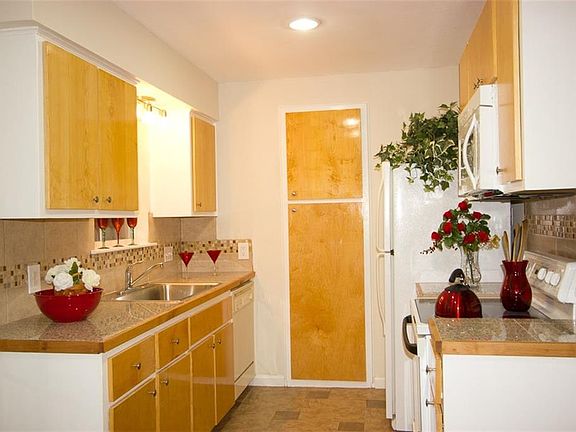 4th image of 3323 Dolphin Dr #A