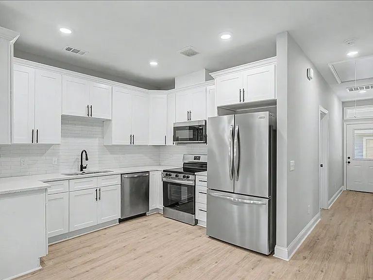 1019 W 35th St #B — Photo 8