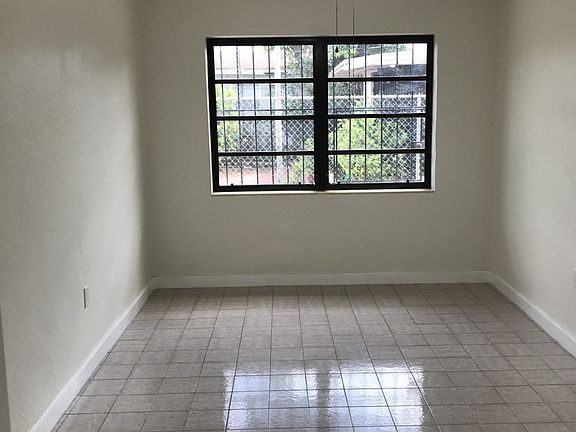 4th image of 2360 NW 34th St