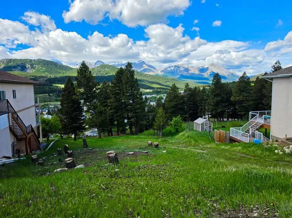 8118 26th Ave, Crowsnest Pass, AB T0K 0M0