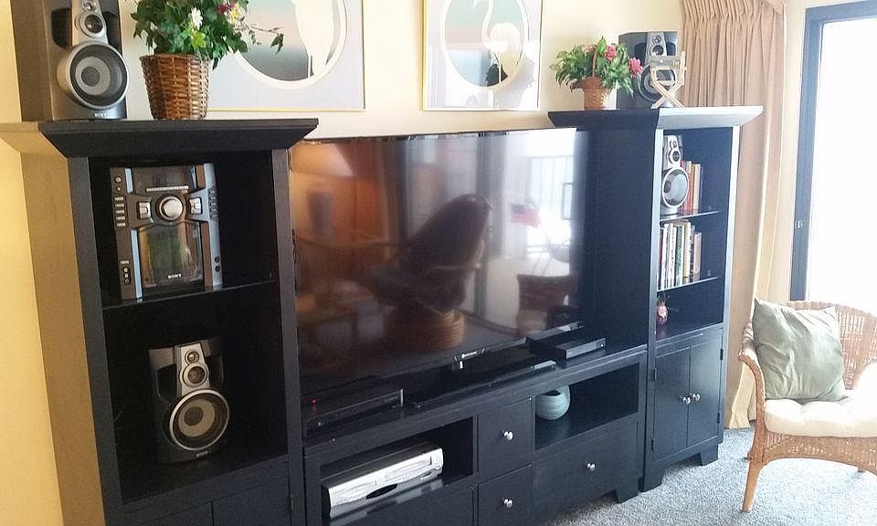 Entertainment center