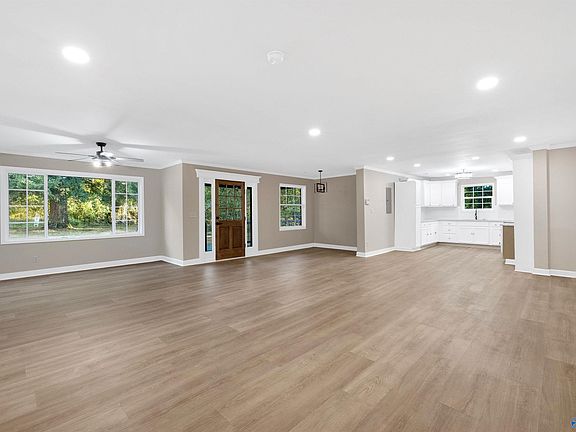 5th image of 174 Robert Cir