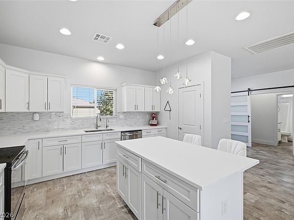 3rd image of 90 Weeping Willow Ct
