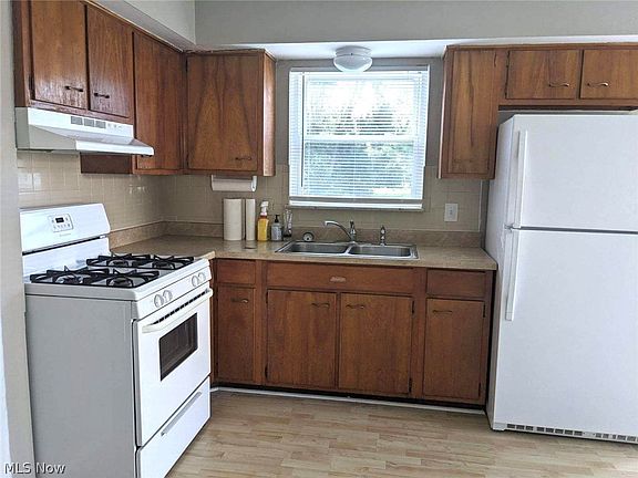 3rd image of 2514 & 2518 Maplehurst Dr