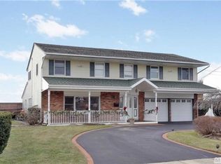 26 Cedar Point Dr, West Islip, NY 11795