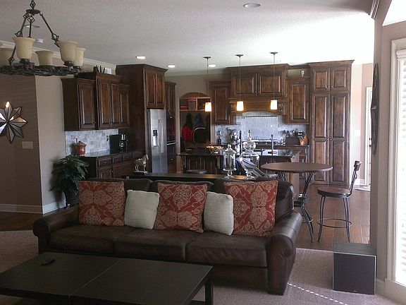 2nd image of 105 NW Nutall Dr