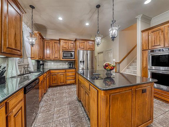 4th image of 105 Autumn Springs Ct