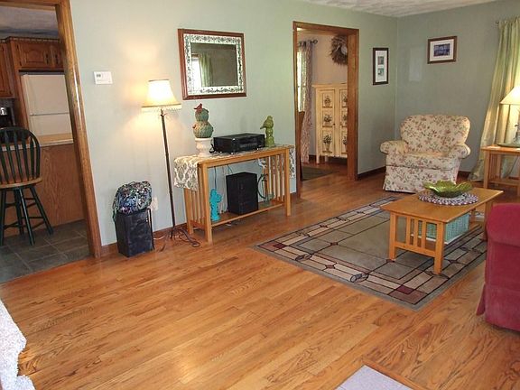 4th image of 6 Longwood Cir
