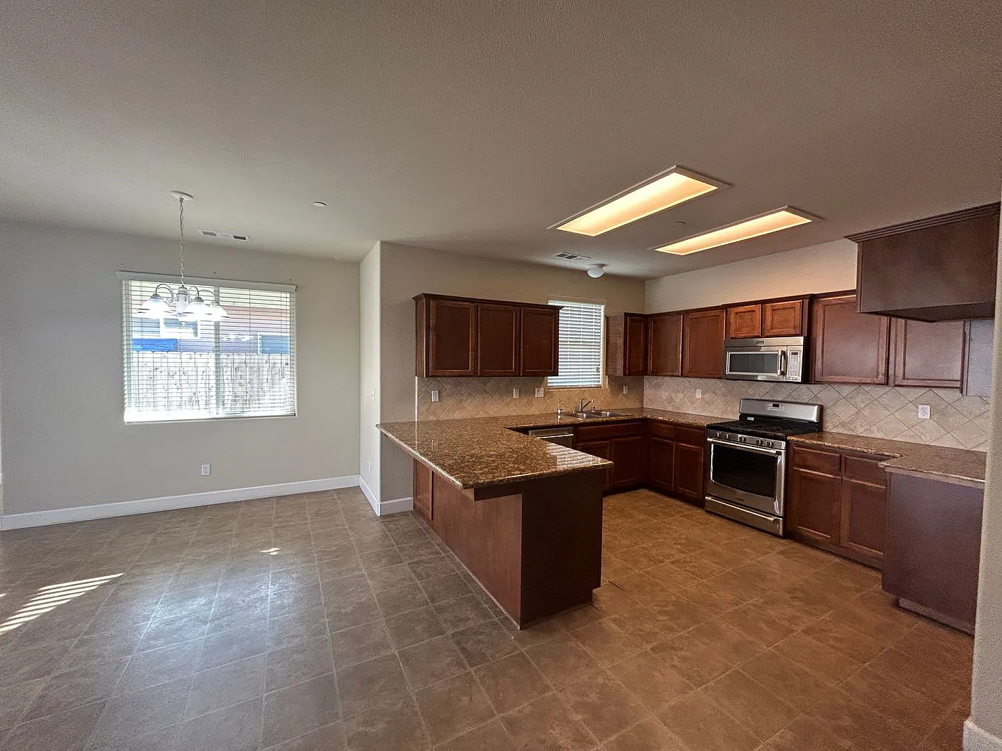 Open Concept — Photo 4