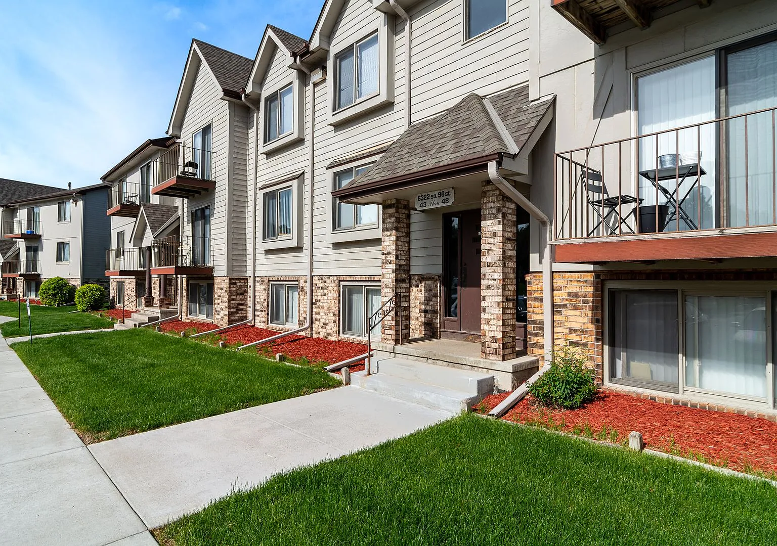 Vista Apartments — Photo 1