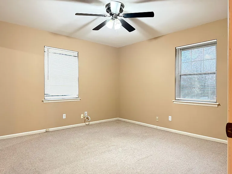 323 Auburn Dr — Photo 10