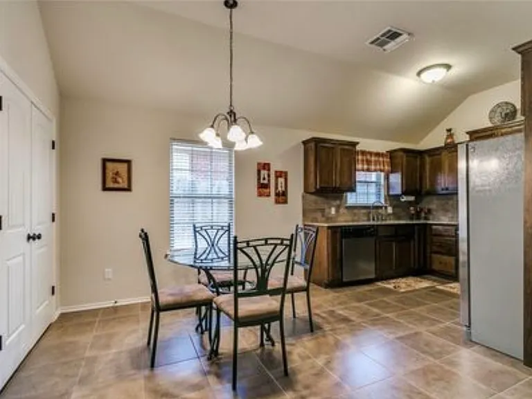 2400 Golden Ln — Photo 21