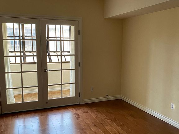 4th image of 330 S Mentor Ave Unit 335