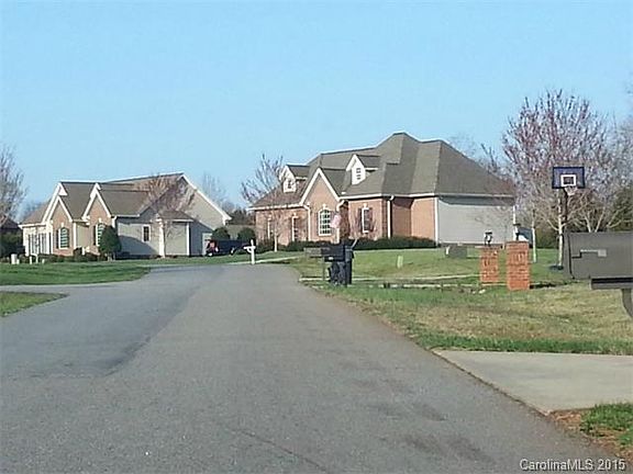 5th image of 121 Donsdale Dr