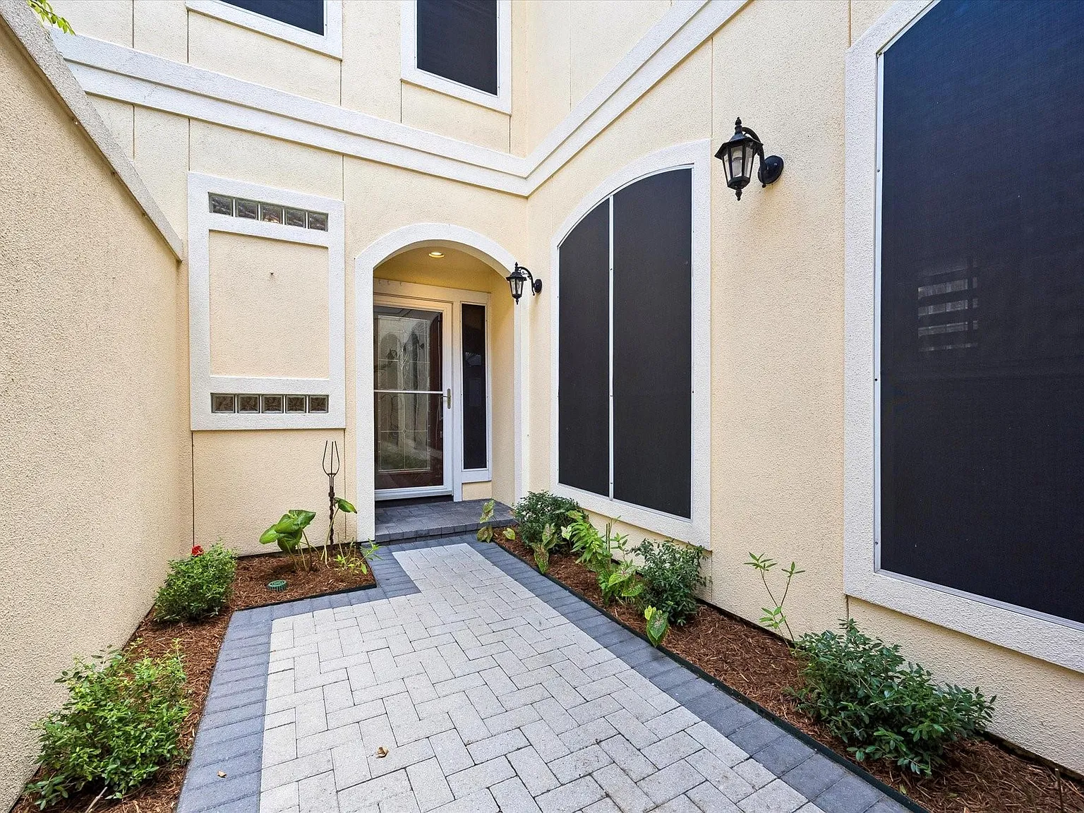 3 bed, 2.5 bath, 2268 sqft, $3,995 — Photo 3