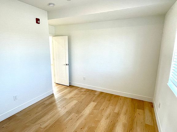 5th image of 4415 SE 61st Ave #6