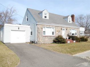 15 W 2nd St, Patchogue, NY 11772