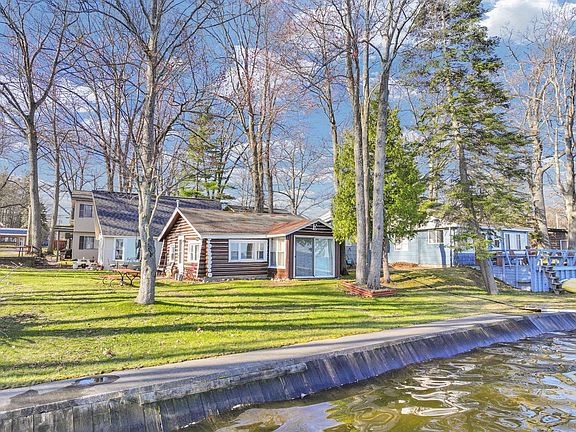 3rd image of 4048 W Houghton Lake Dr