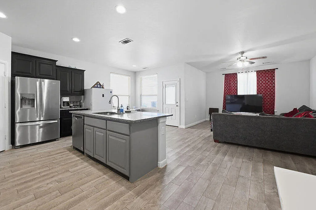4 bed, 2.0 bath, 1766 sqft, $3,200 — Photo 3