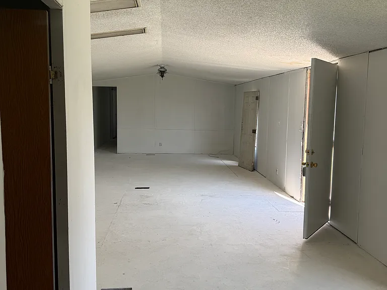 1027 SW Traffic Way #1 — Photo 4
